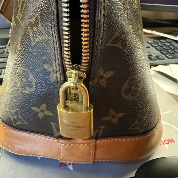 Louis Vuitton Alma - Picture 7 of 15